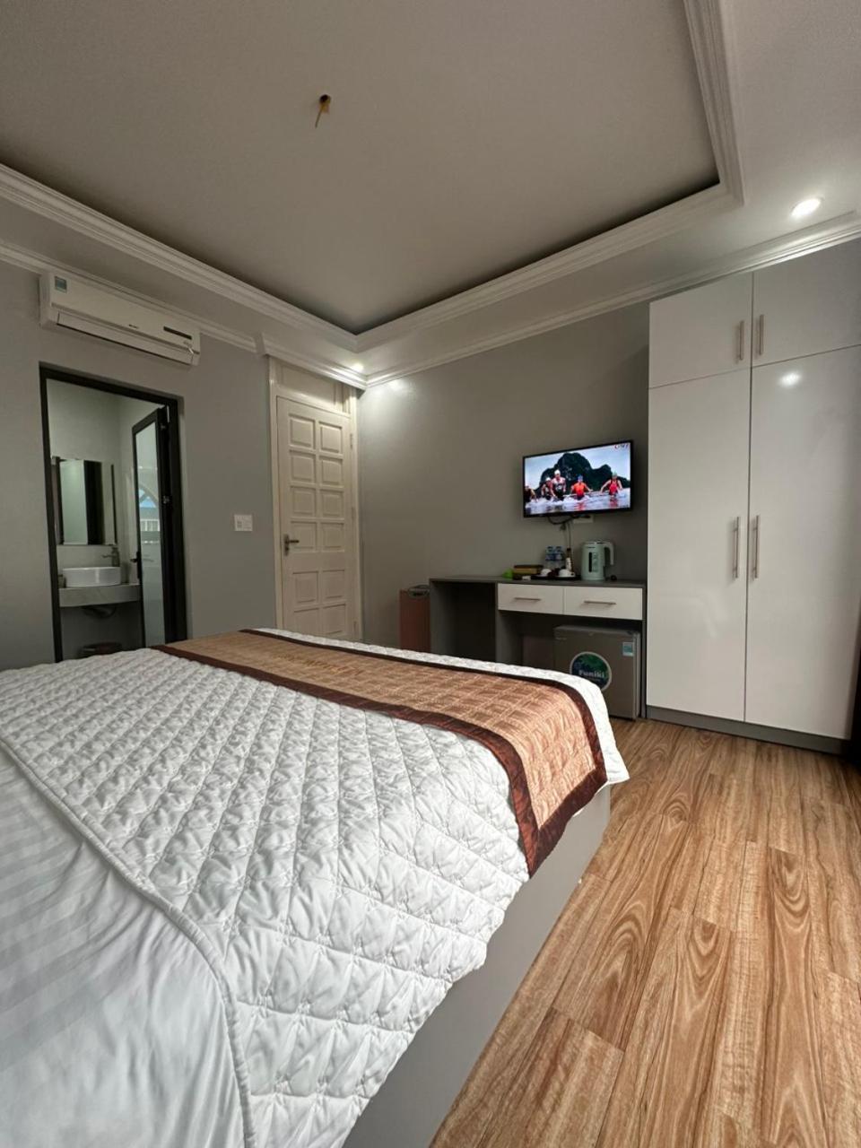 Viet Hoang Hotel Ha Long Exterior photo