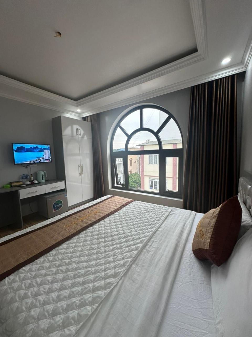 Viet Hoang Hotel Ha Long Exterior photo